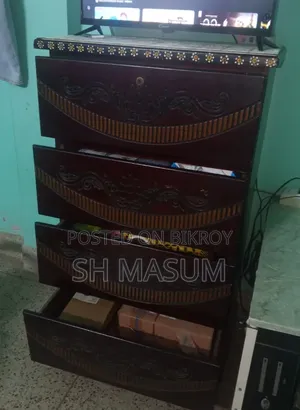 কাঠের ওয়ারড্রোব