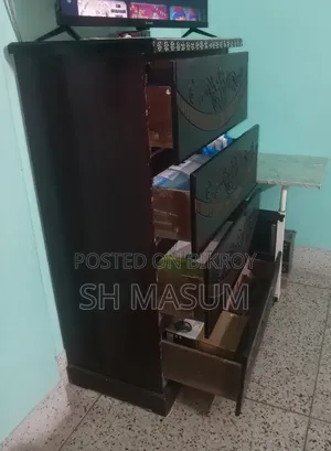কাঠের ওয়ারড্রোব