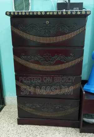 কাঠের ওয়ারড্রোব