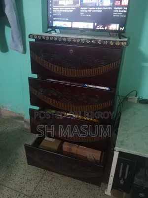 কাঠের ওয়ারড্রোব