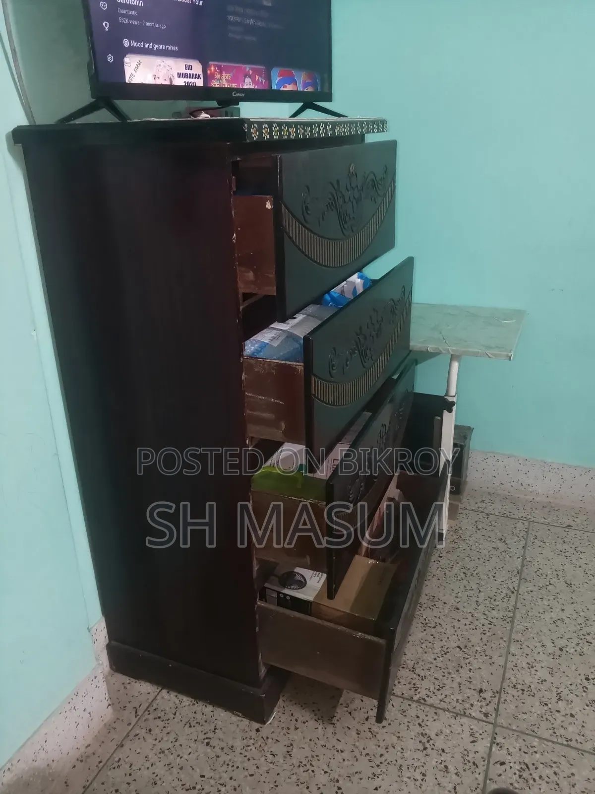 কাঠের ওয়ারড্রোব