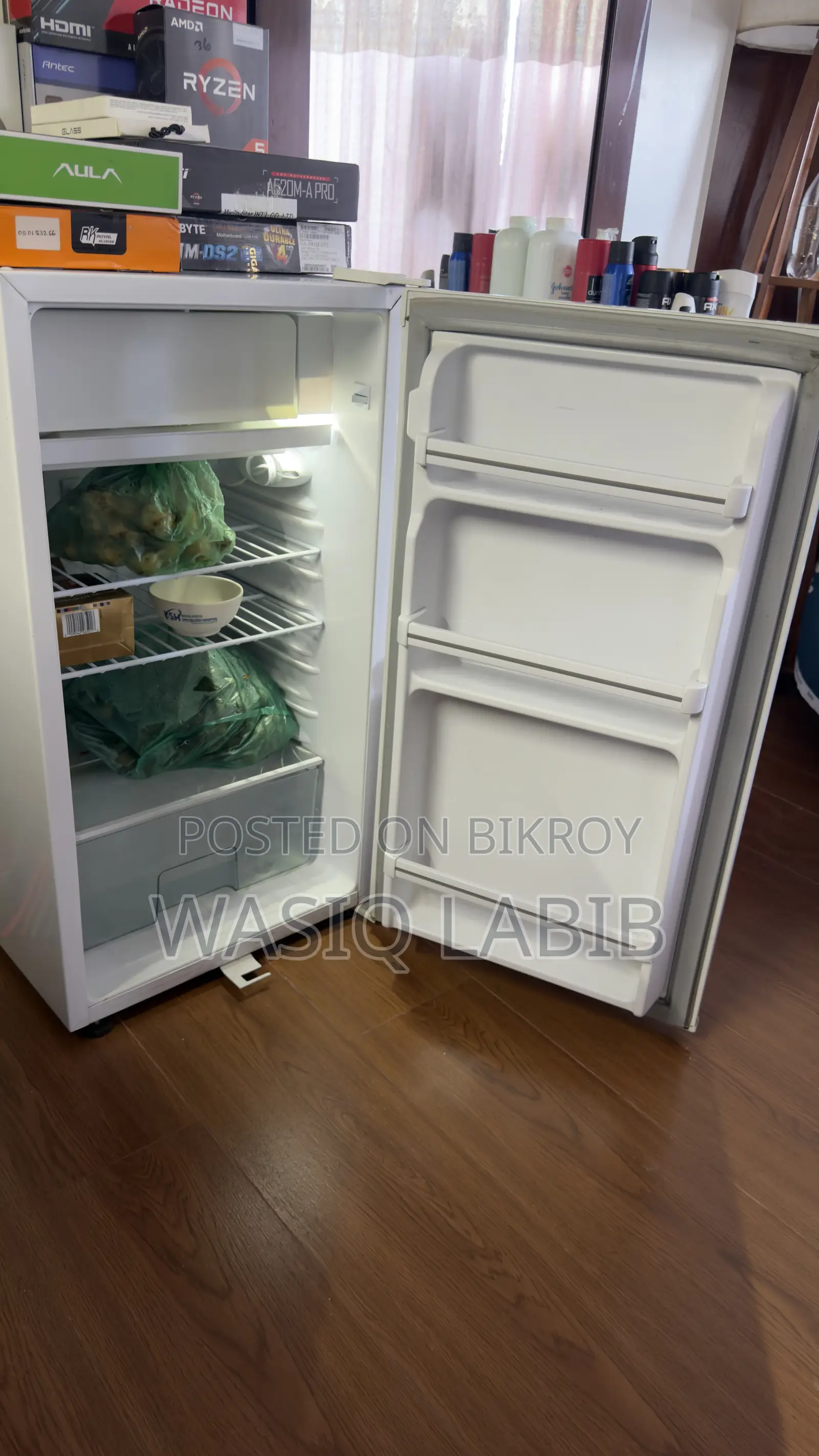 Sharp Mini Fridge MODEL: SJ-K135SS