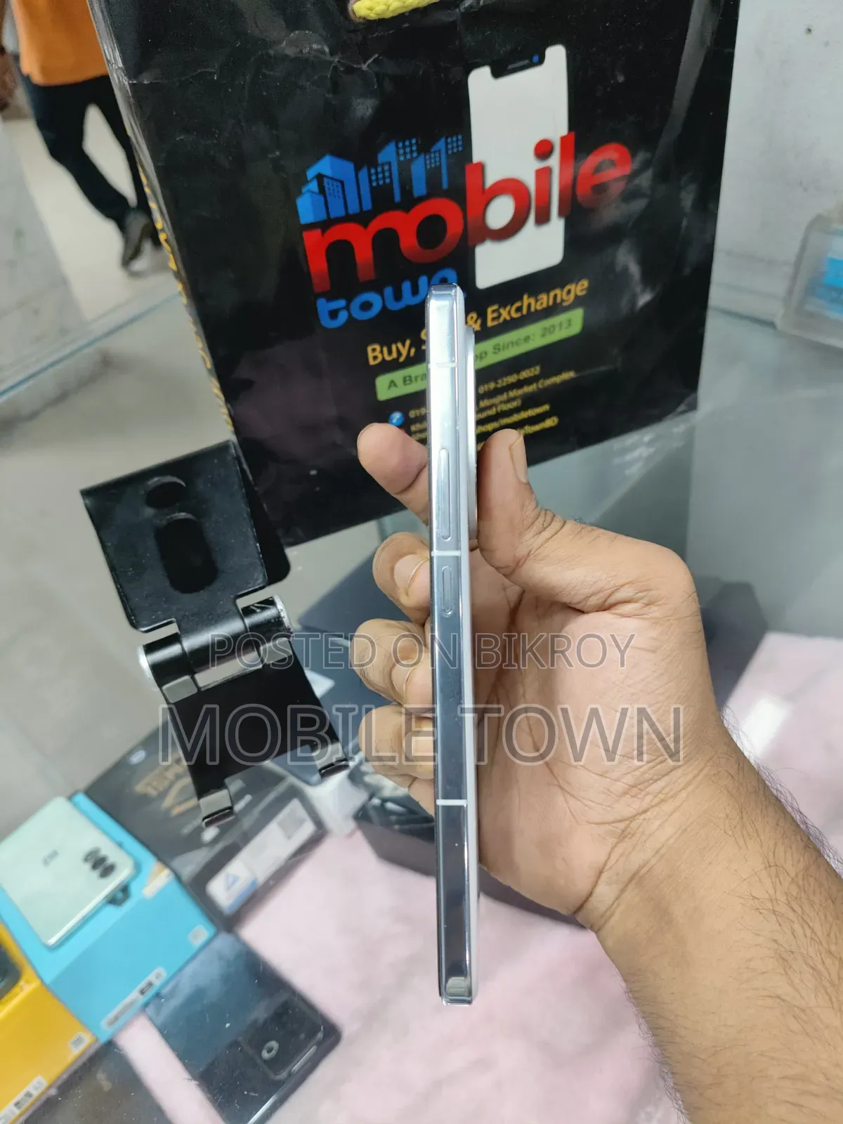 আইকিউওও ১৩ ২৫৬ জিবি হোয়াইট