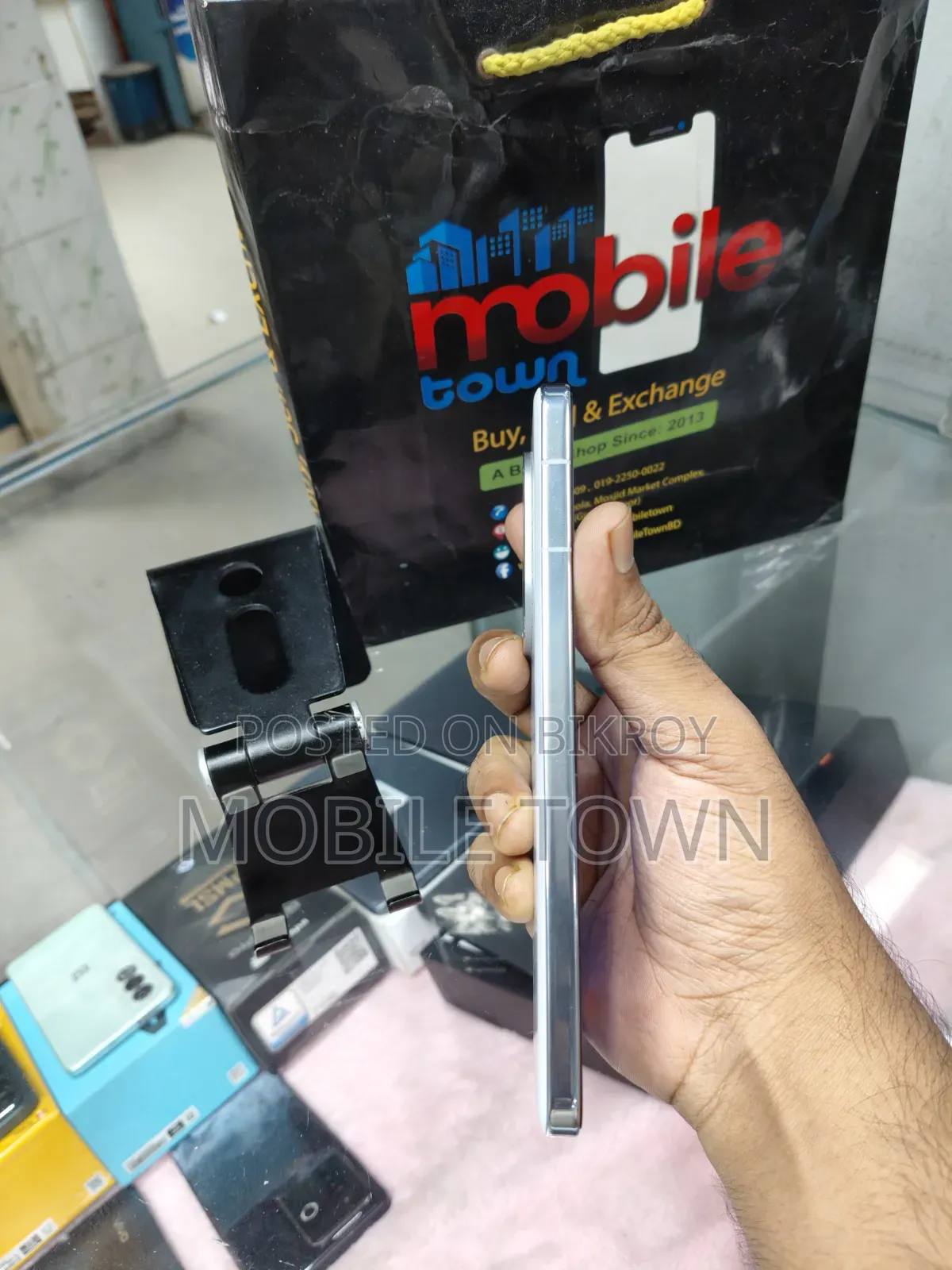 আইকিউওও ১৩ ২৫৬ জিবি হোয়াইট