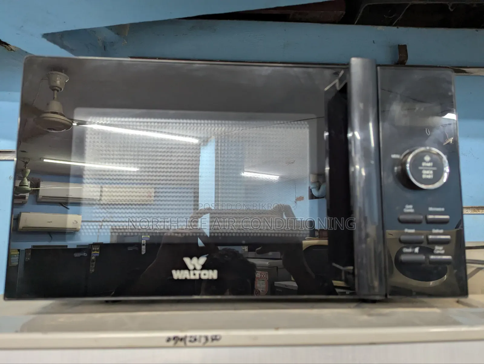 Walton Black Colour Glass Door Micro-Oven 30 Ltr.