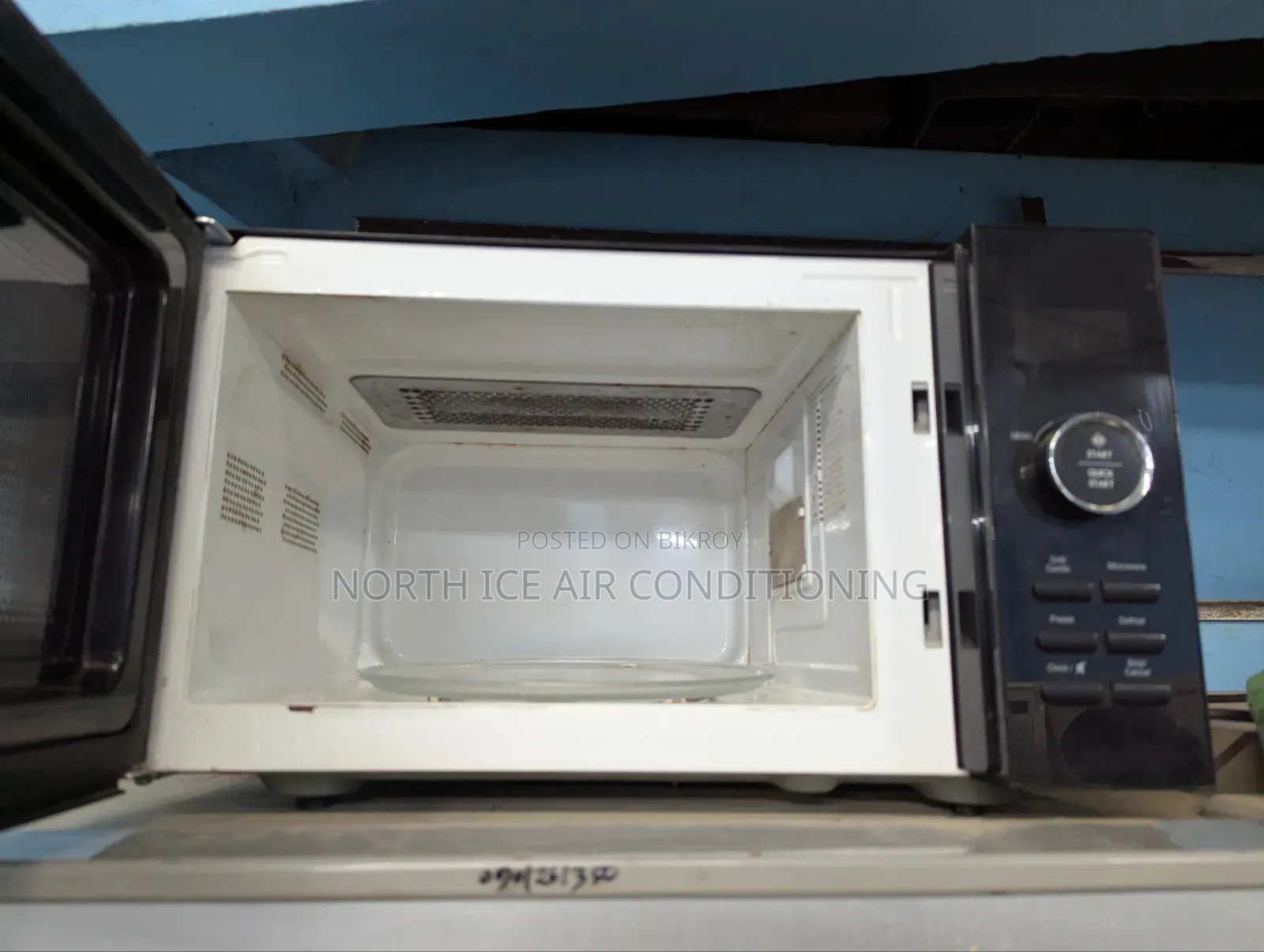 Walton Black Colour Glass Door Micro-Oven 30 Ltr.