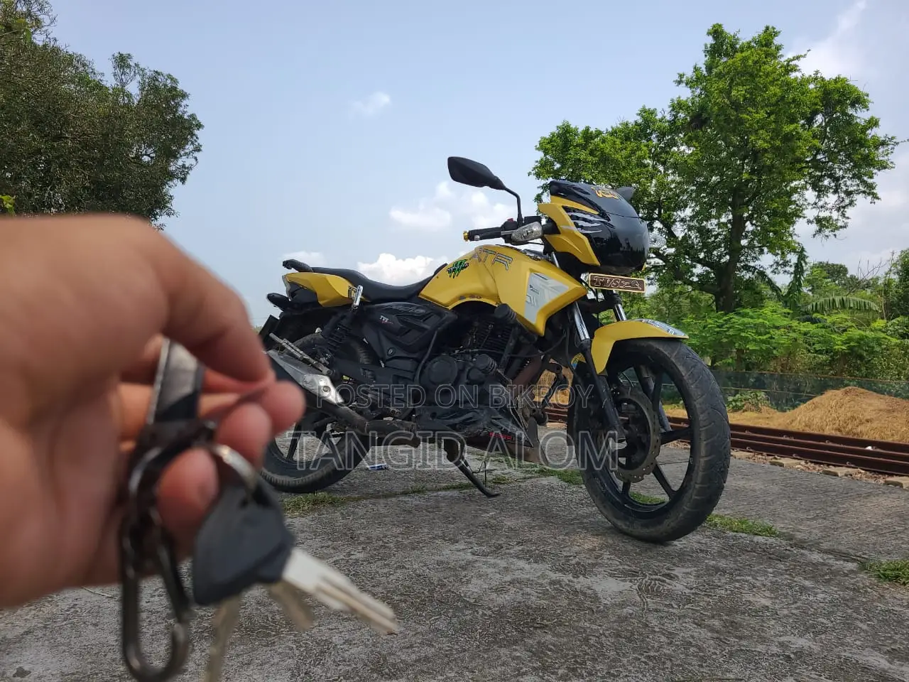 টিভিএস আপাচে ১৮০ আরটিআর ২০১১ হলুদ