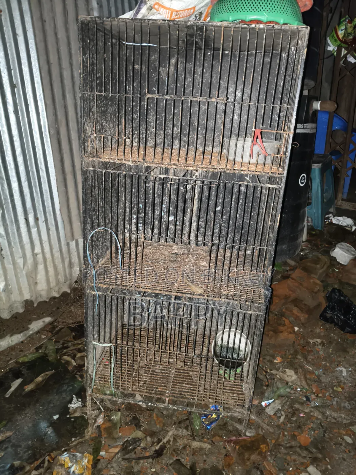 তিন খোপের দুইটি কবুতরের খাঁচা