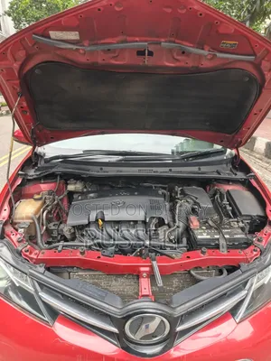 Toyota Auris 2012 Red