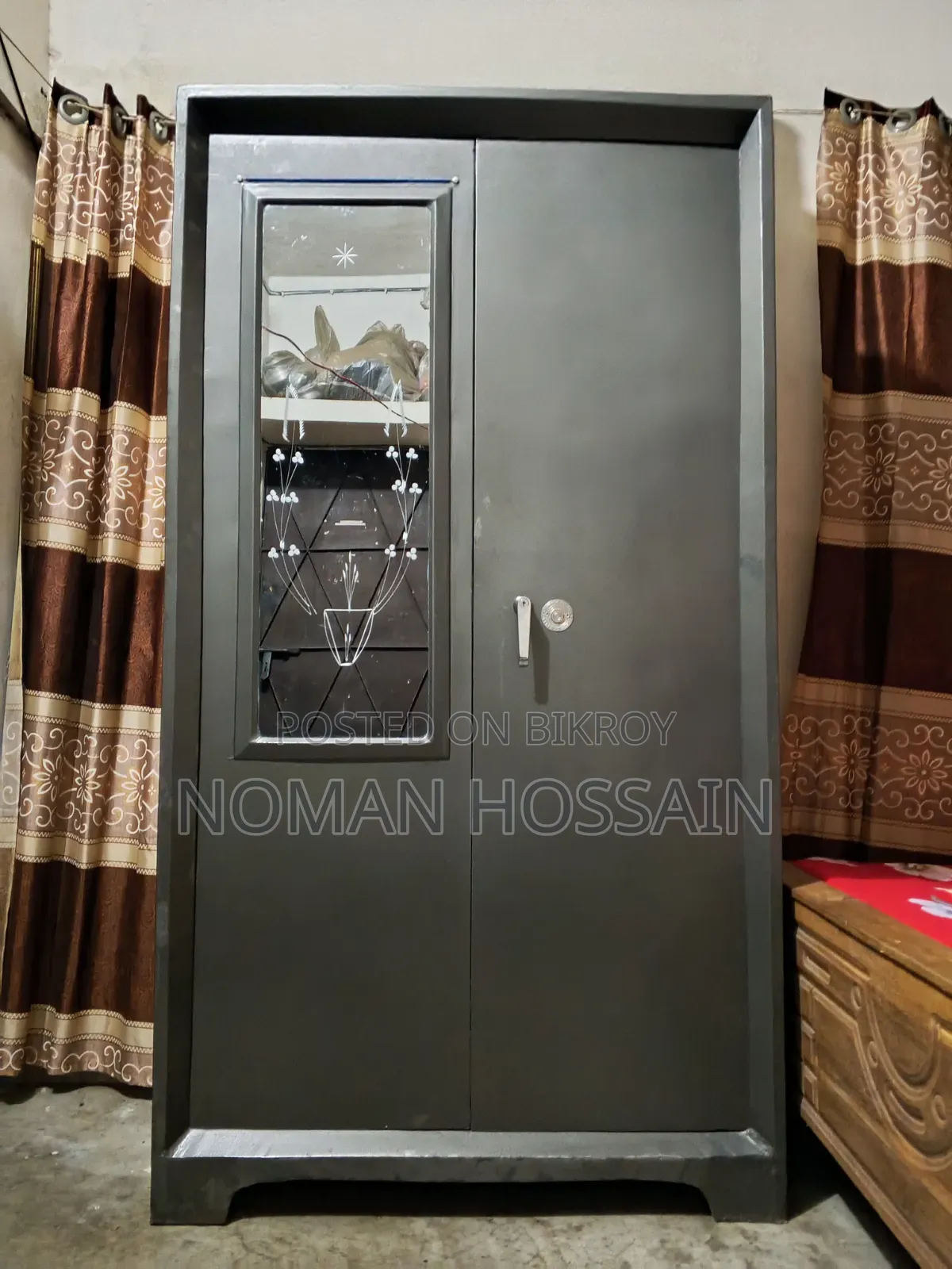 স্টিলের আলমারি