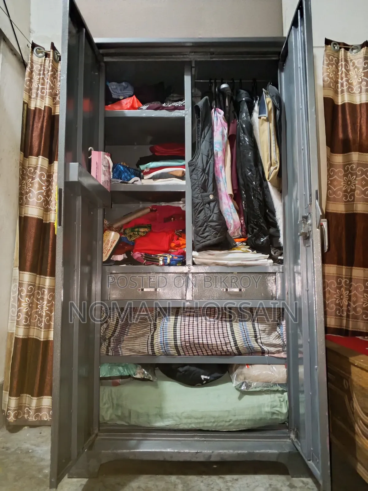 স্টিলের আলমারি