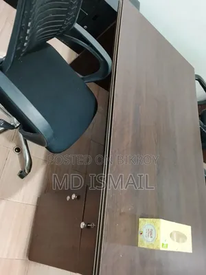 অফিস টেবিল