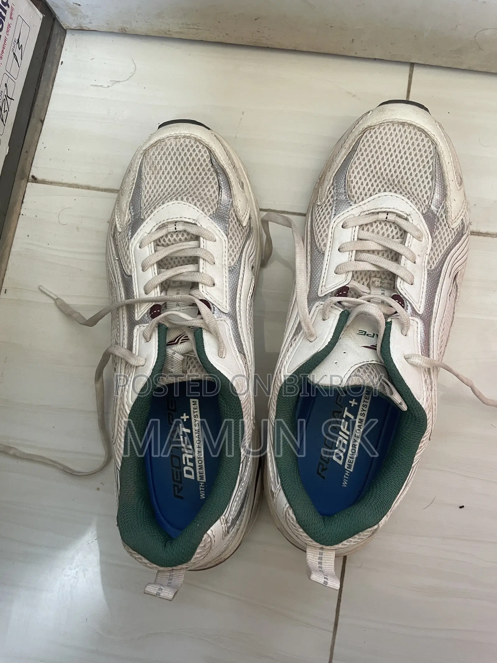 Sneakers (Redtape)