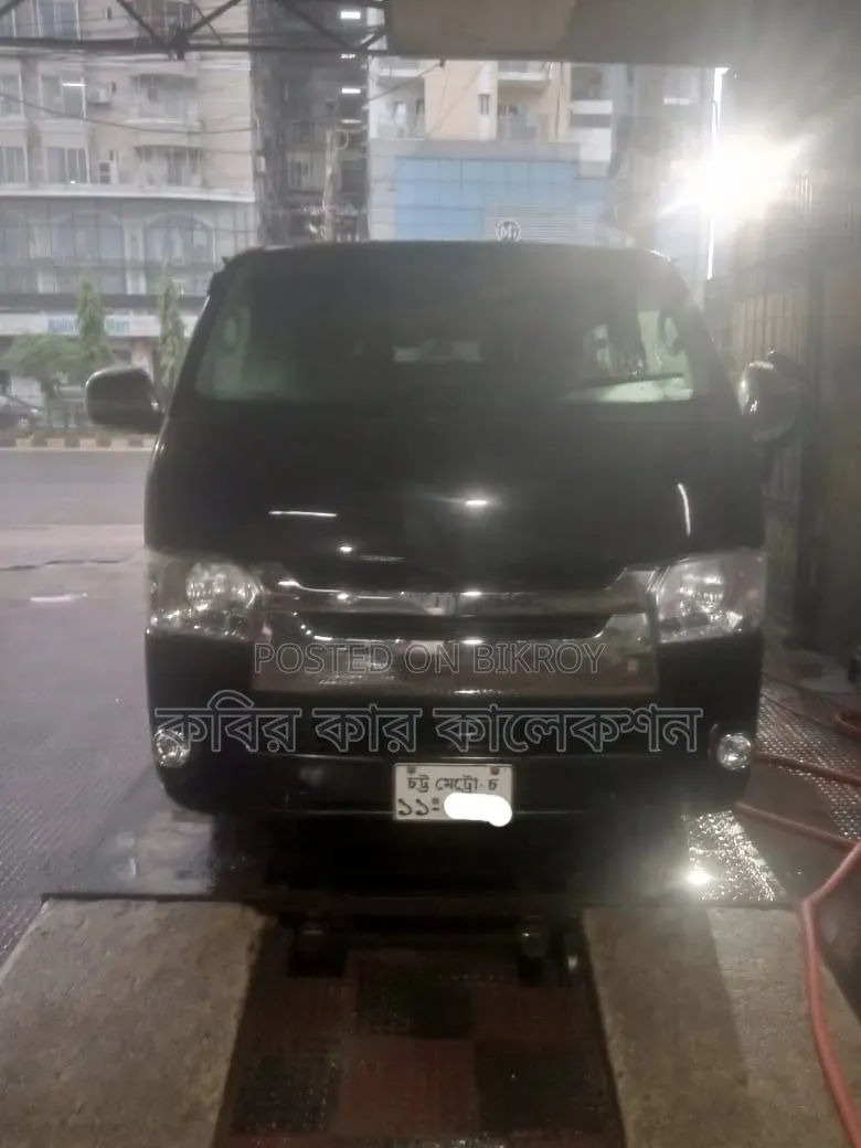 Toyota HiAce 2010 Black