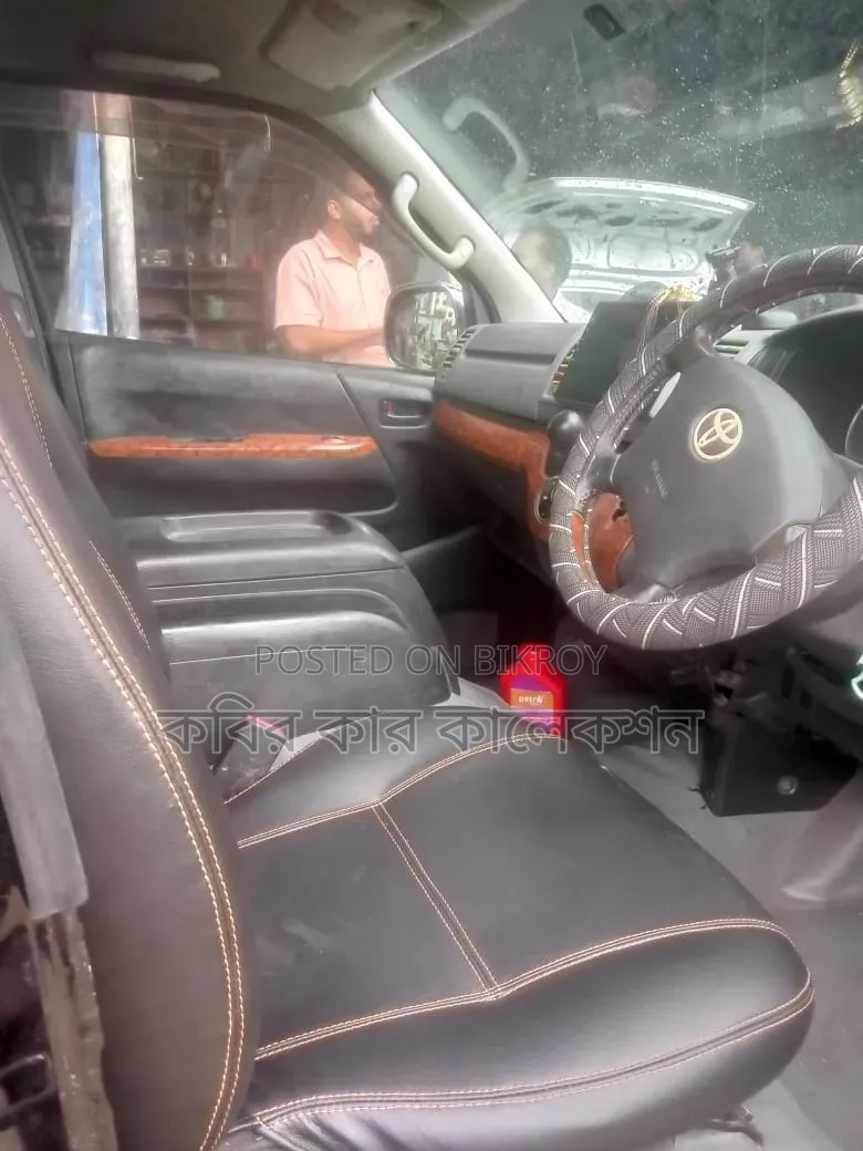 Toyota HiAce 2010 Black