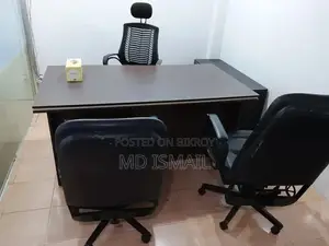 অফিস টেবিল