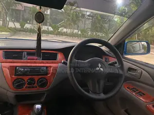 মিতসুবিশি ল্যান্সার ২০০৯ নীল