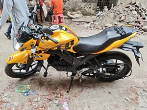 সুজুকি জিক্সার ২০২২ হলুদ