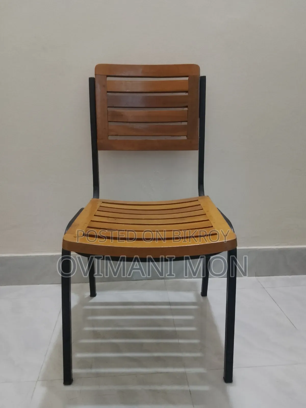 Very lightly used premium looking office/study chair for sale.