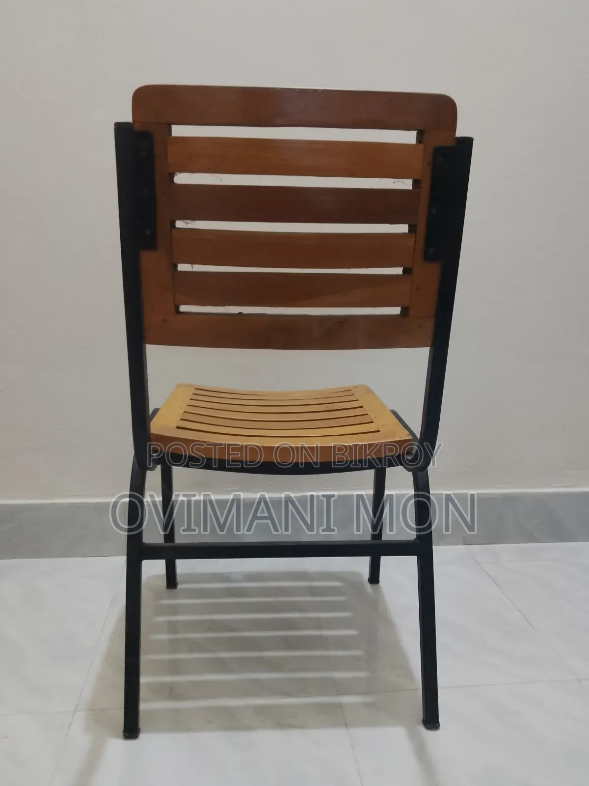 Very lightly used premium looking office/study chair for sale.