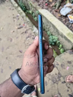মোটর চলা এজ ৫০ ফিউশন ২৫৬ জিবি নীল