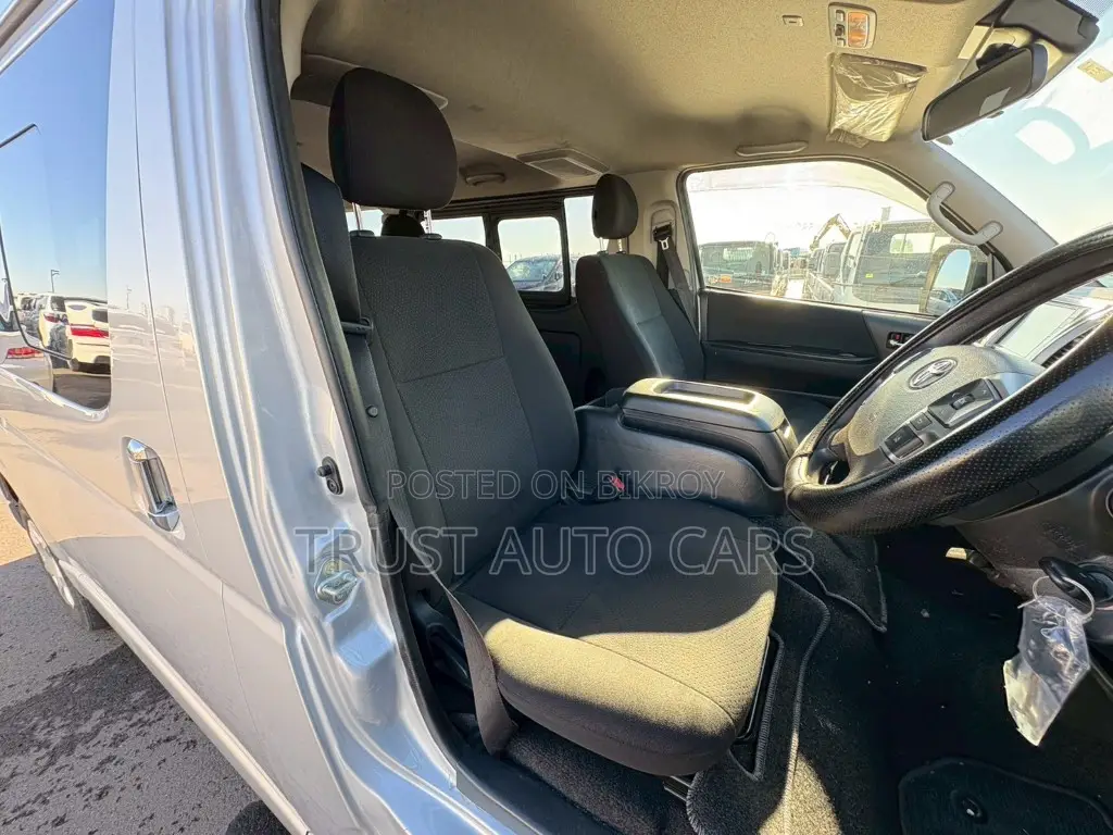 Toyota HiAce 2021 Silver