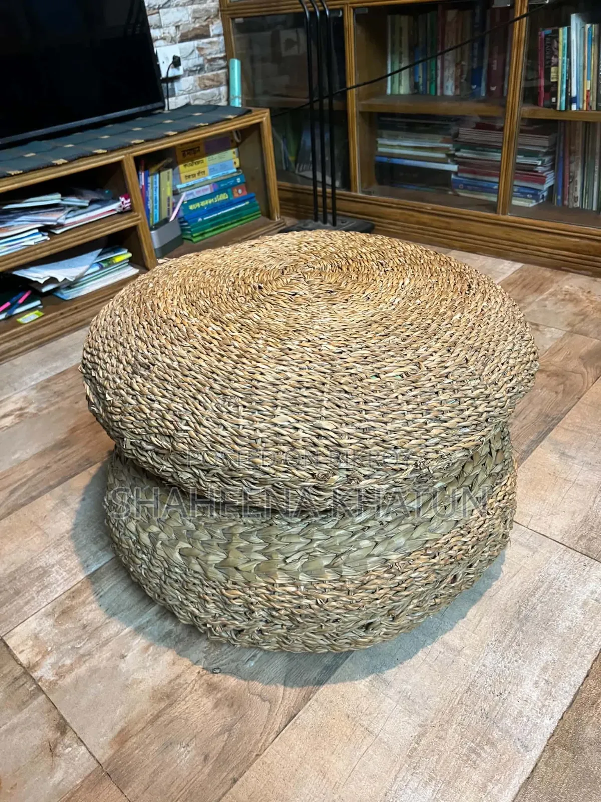 হোগলা পাতার বোনা একজোড়া ফ্লোর কুশন বা পাউফ