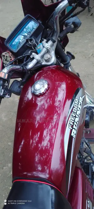 মোটরসাইকেল ২০২১ লাল