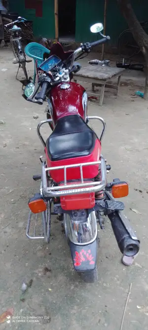 মোটরসাইকেল ২০২১ লাল