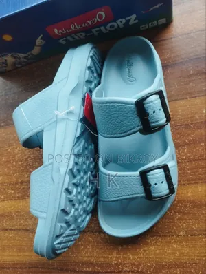 Best shoes for the rainy season, get a headphone free,
