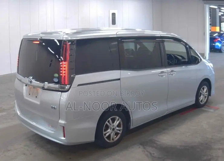 Toyota Noah 2021 Silver