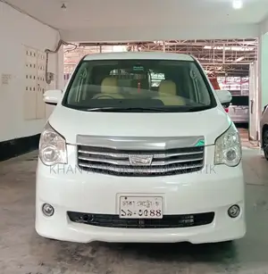 টয়োটা নোয়া ২০১২ পার্ল