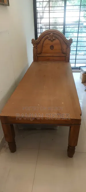একটি টিভি টলি একটি টি টেবিল পাঁচ ছেটের সোফা