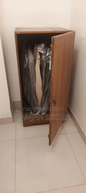 একটি টিভি টলি একটি টি টেবিল পাঁচ ছেটের সোফা
