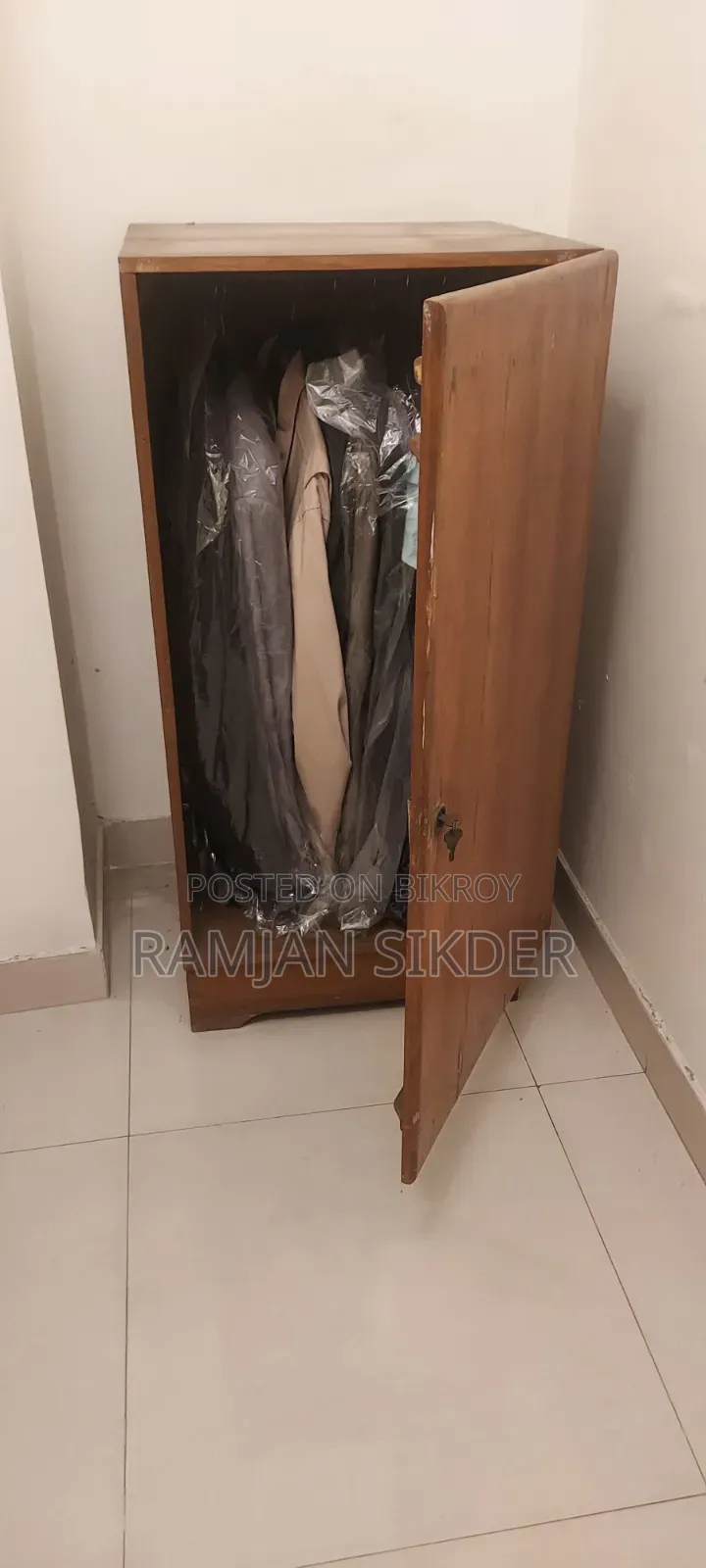 একটি টিভি টলি একটি টি টেবিল পাঁচ ছেটের সোফা