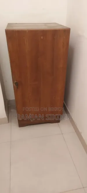 একটি টিভি টলি একটি টি টেবিল পাঁচ ছেটের সোফা