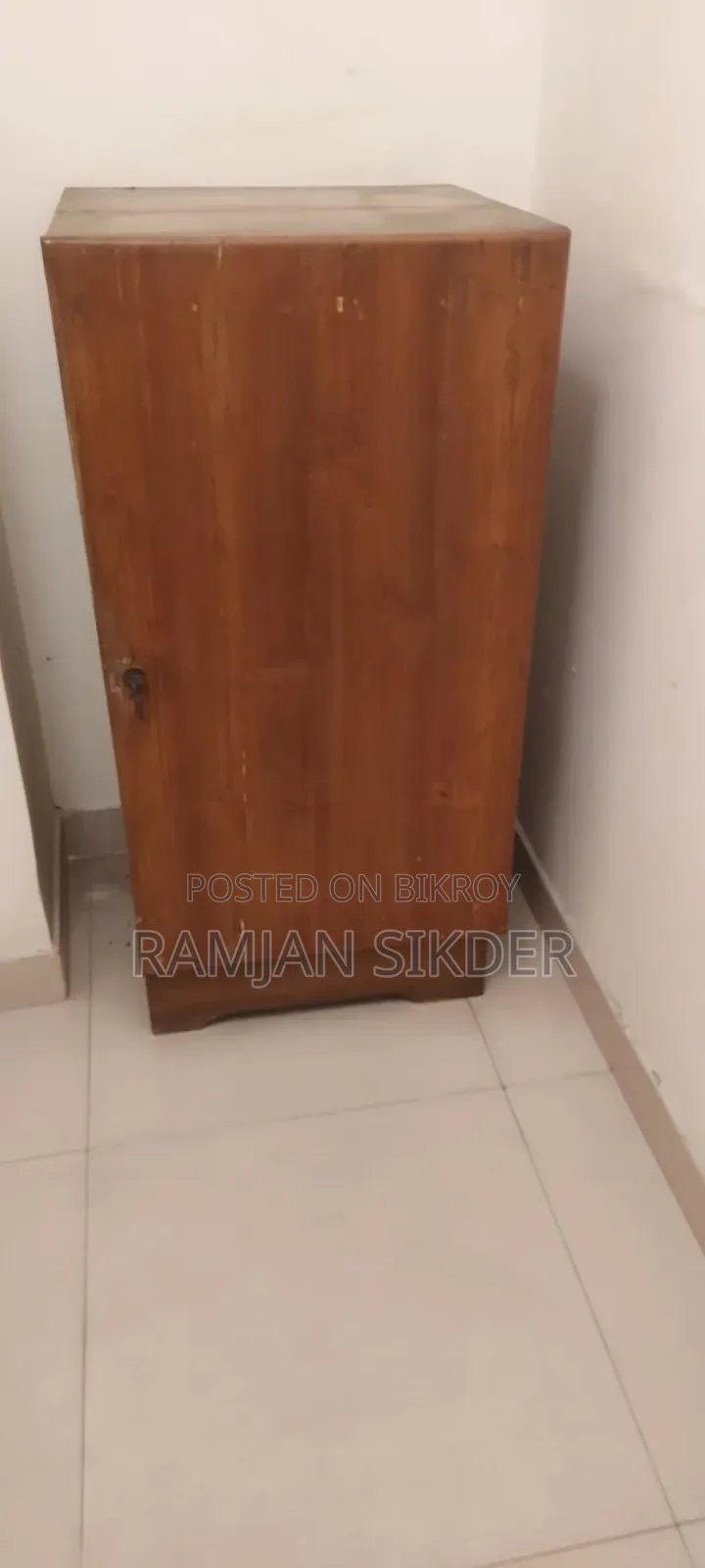একটি টিভি টলি একটি টি টেবিল পাঁচ ছেটের সোফা