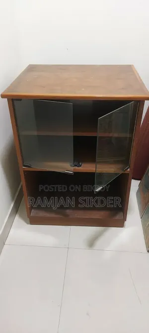 একটি টিভি টলি একটি টি টেবিল পাঁচ ছেটের সোফা