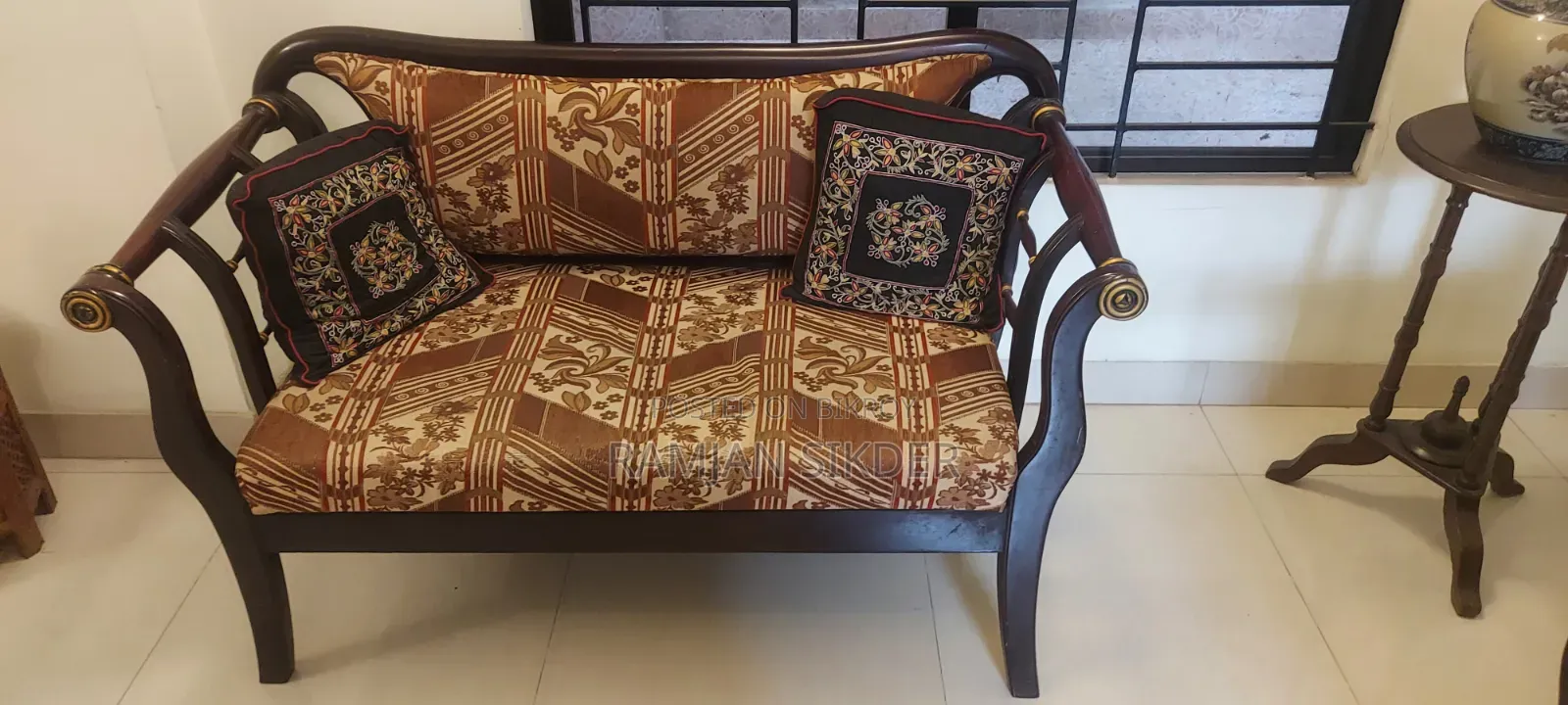 একটি টিভি টলি একটি টি টেবিল পাঁচ ছেটের সোফা
