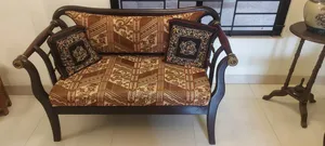 একটি টিভি টলি একটি টি টেবিল পাঁচ ছেটের সোফা