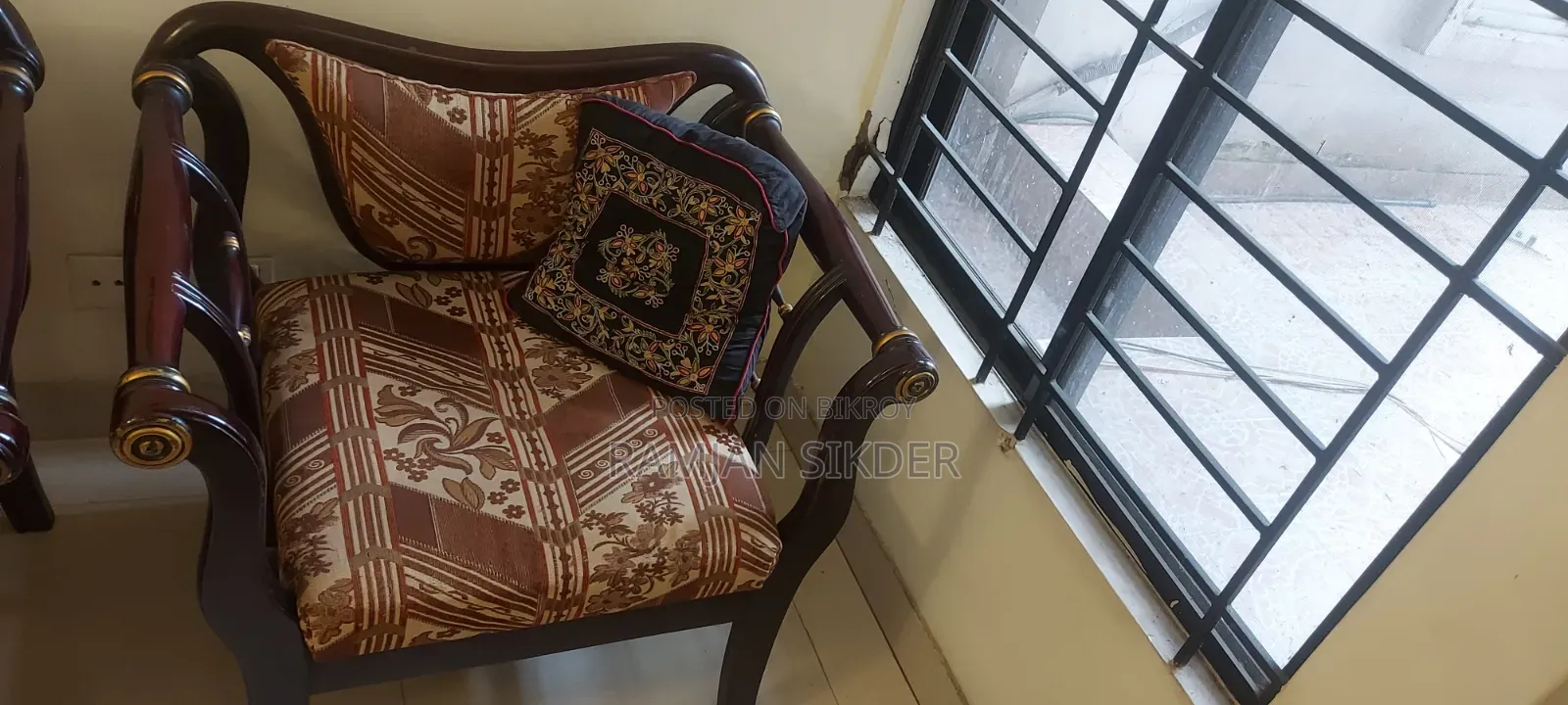 একটি টিভি টলি একটি টি টেবিল পাঁচ ছেটের সোফা