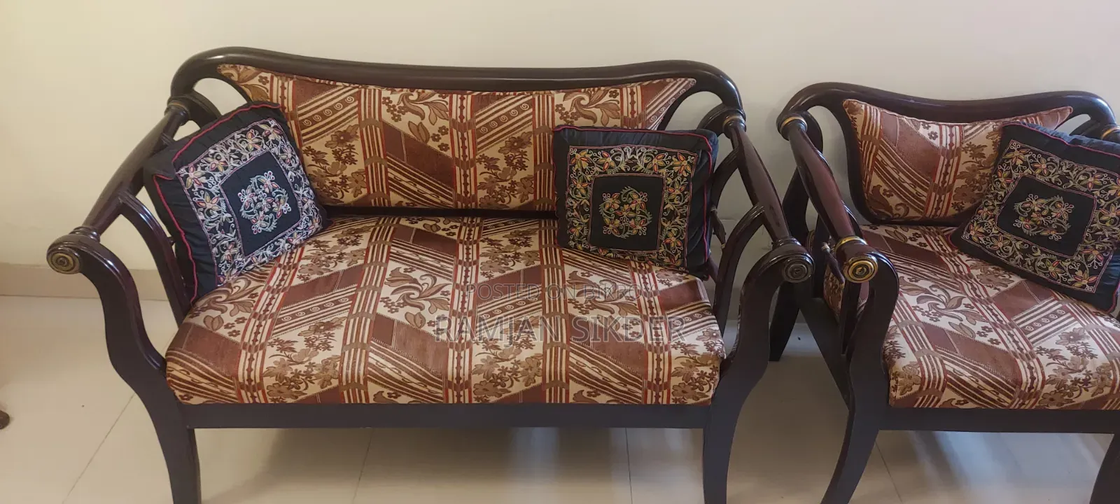 একটি টিভি টলি একটি টি টেবিল পাঁচ ছেটের সোফা