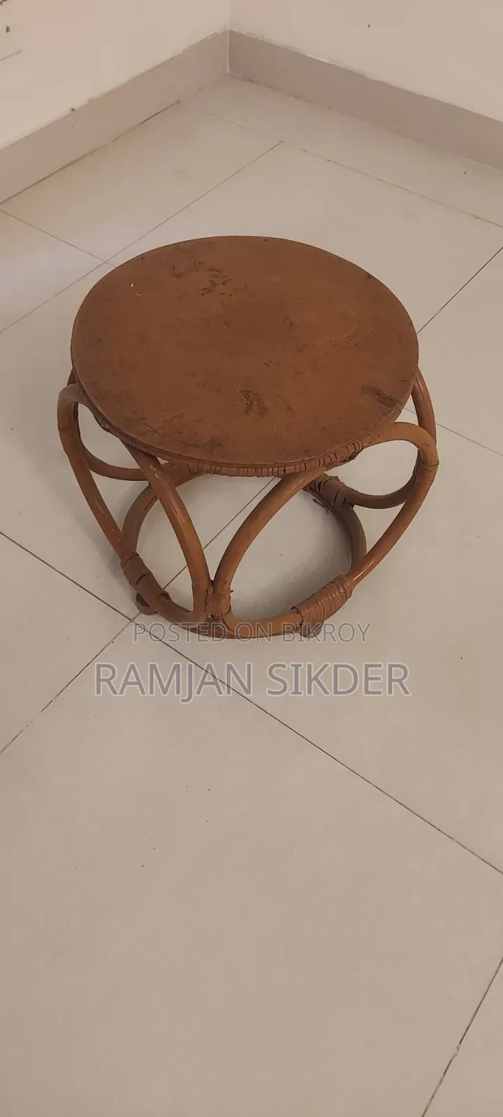 একটি টিভি টলি একটি টি টেবিল পাঁচ ছেটের সোফা