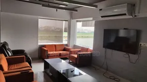 রোকেয়া সরণীতে সম্পূর্ণ বাণিজ্যিক স্পেস