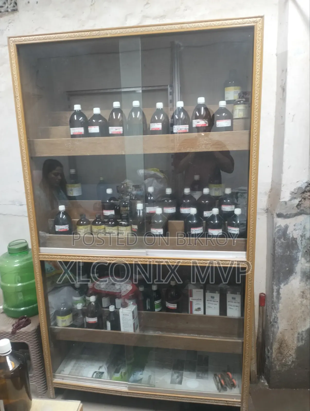 হোমিওপ্যাথি মেডিসিন রাখার আলমারি।