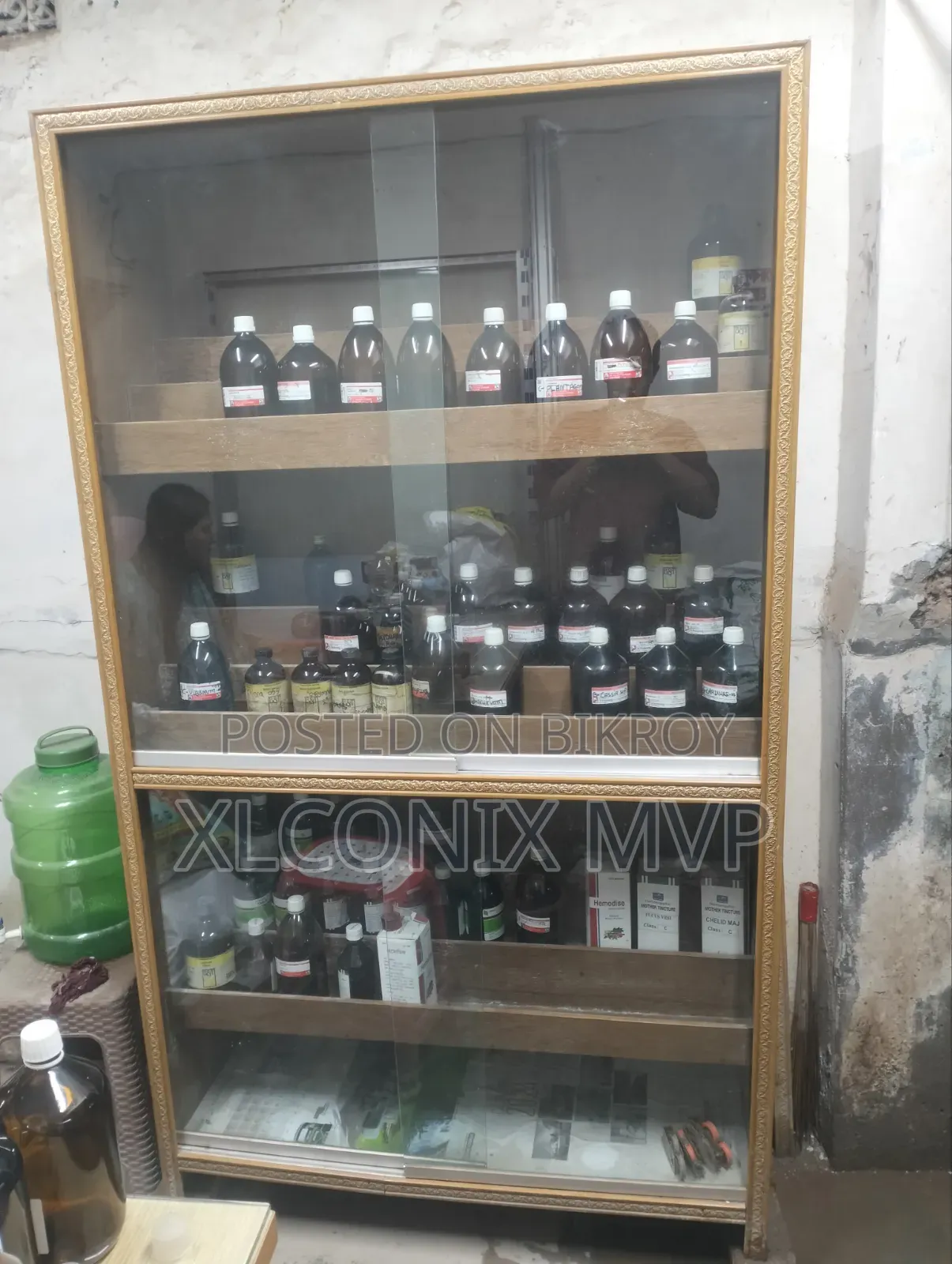 হোমিওপ্যাথি মেডিসিন রাখার আলমারি।