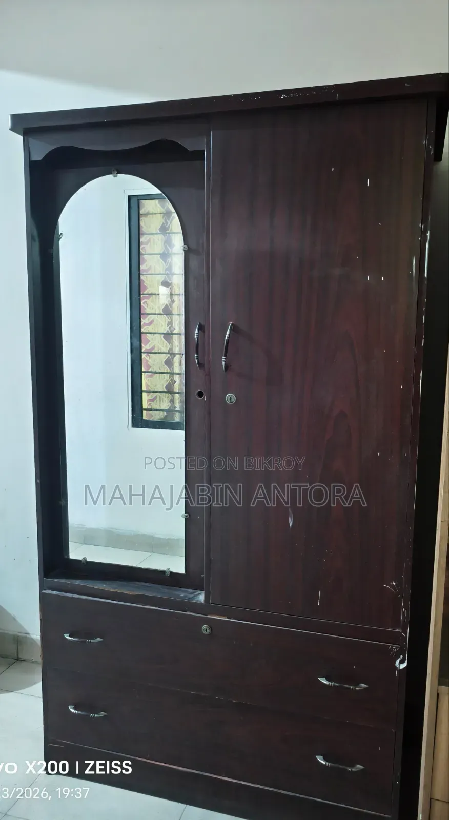 আয়না সহ আলমারি