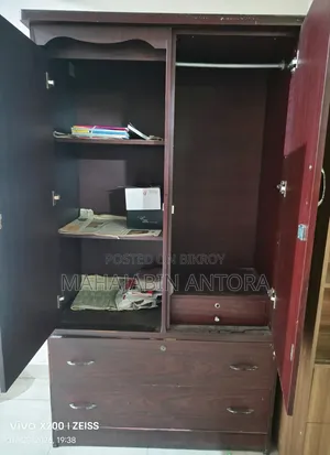 আয়না সহ আলমারি
