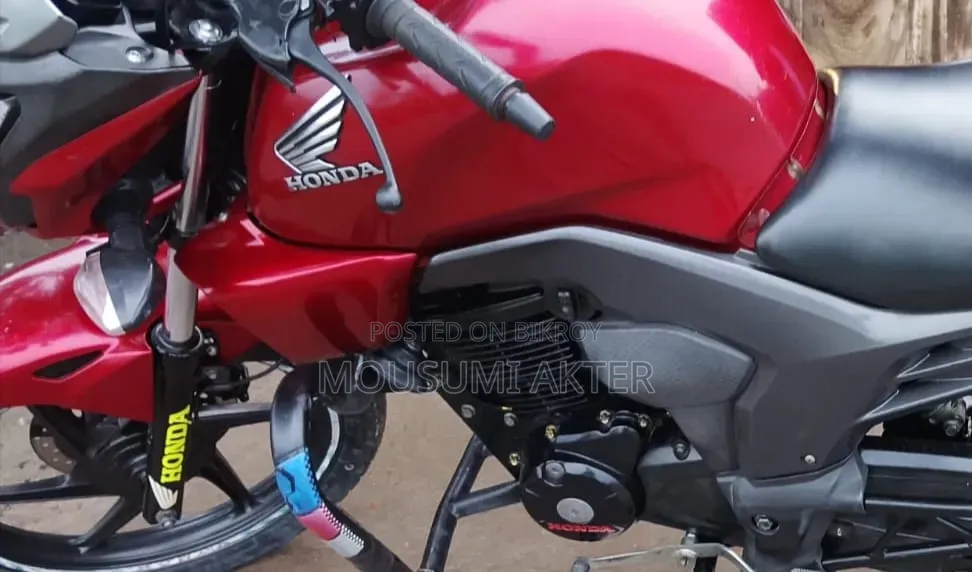 Honda CB 2017 Red
