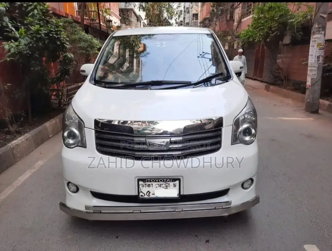 Toyota HiAce 2010 White